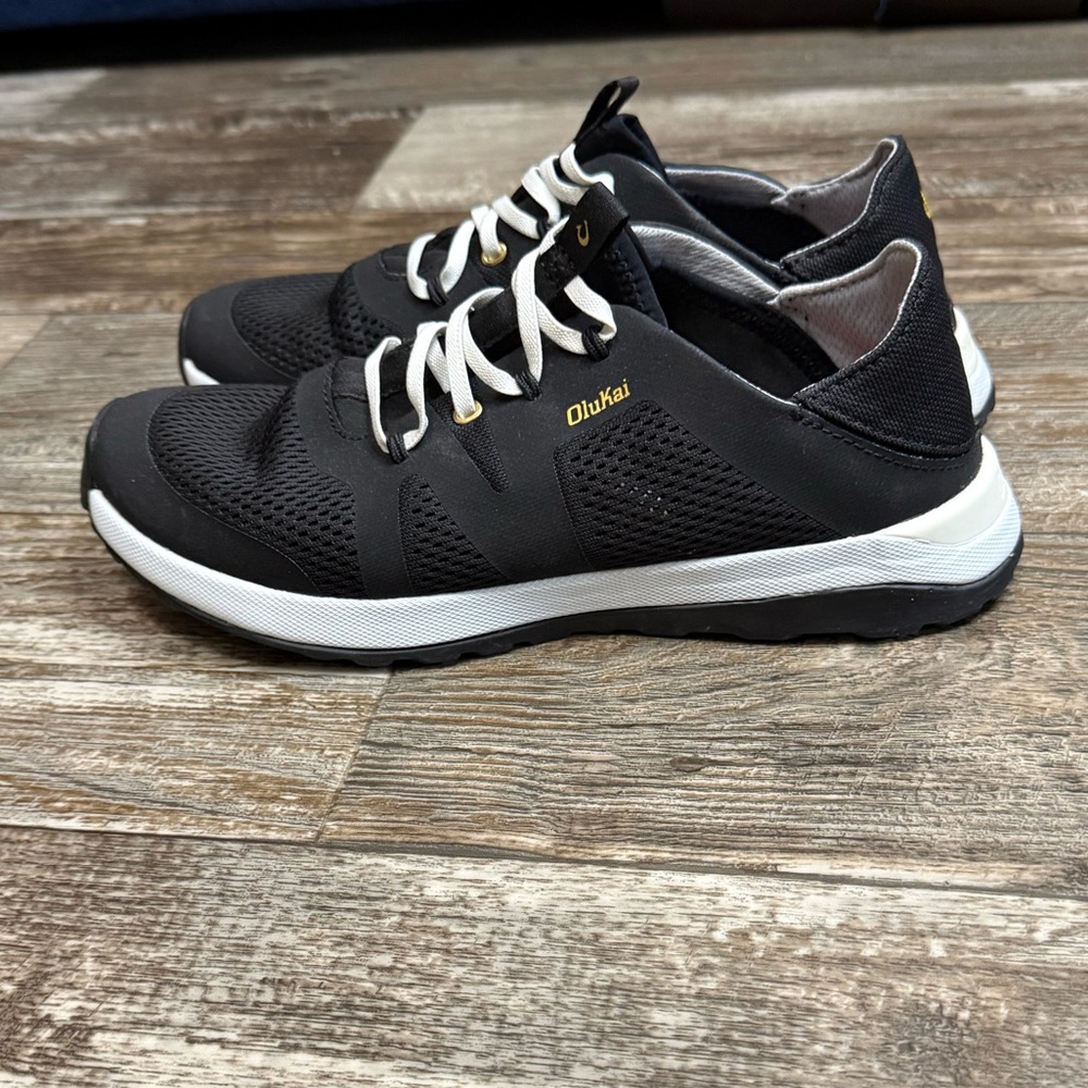 Olukai Women’s Black Sneakers Size 10